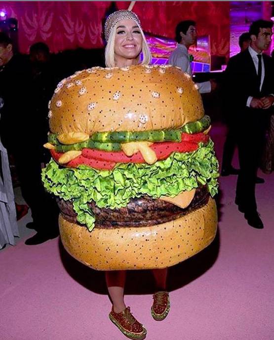 बर्गर आउटफिट में दिखीं केटी पेरी, यूं ही नहीं होती मेट गाला के फैशन की चर्चा