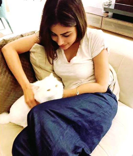 आधी रात को पूल में यूं CHILL कर रहीं मौनी रॉय, फोटो वायरल