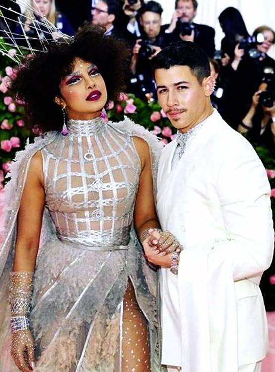 मेट गाला 2019: बोल्ड मेकअप में प्रियंका का ड्रामैटिक लुक, निक संग दिखीं