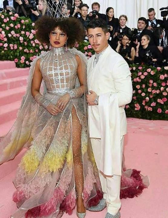 ड‍िजनी प्र‍िंसेस लुक में दीप‍िका की मेट गाला 2019 में एंट्री, ऐसा है लुक