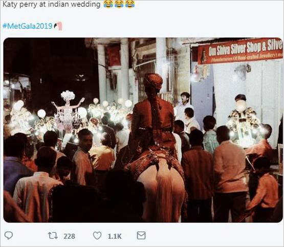 Funny: केटी पेरी की लाइट वाली ड्रेस, केजरीवाल ने यूं काट दी बिजली