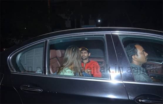 सारा का हाथ थामे कार में बैठे थे कार्त‍िक, कैमरा देखकर यूं छ‍िपाया चेहरा