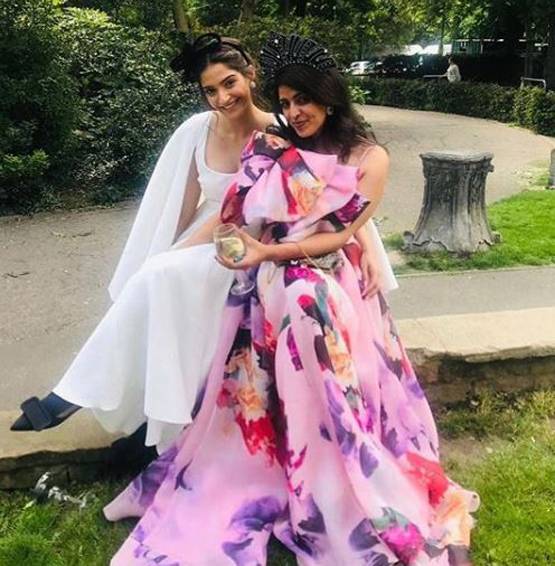 व्हाइट गाउन संग 2.6 लाख के बैग में हिट है सोनम कपूर का फैशन, PHOTOS