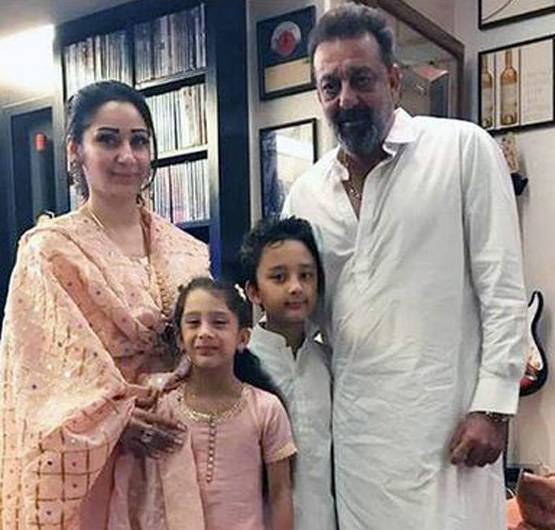 फैमिली संग डिनर डेट पर संजय दत्त, ब्लैक शॉर्ट ड्रेस में दिखीं मान्यता