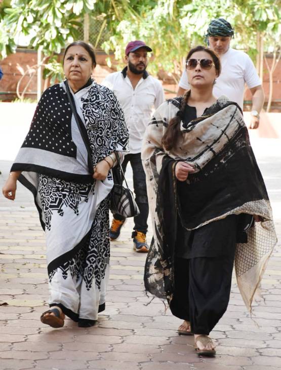 वीरू देवगन की शोक सभा, अजय-काजोल को सांत्वना देने पहुंचीं उर्मिला मातोंडकर