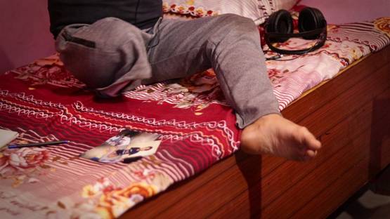 पैर से लिखकर 81% लाने वाली निष्ठा के आगे फीके हैं CBSE टॉपर्स