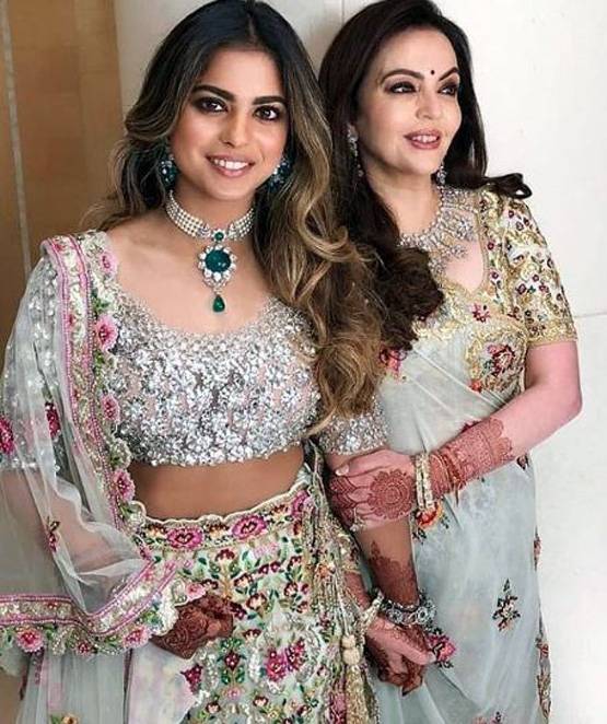 शादी के बाद मेट गाला में ईशा का अंदाज, 350 घंटे में बनकर तैयार हुआ गाउन