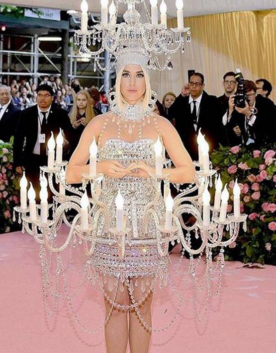बर्गर आउटफिट में दिखीं केटी पेरी, यूं ही नहीं होती मेट गाला के फैशन की चर्चा
