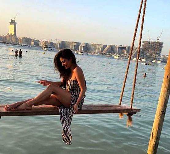 आधी रात को पूल में यूं CHILL कर रहीं मौनी रॉय, फोटो वायरल