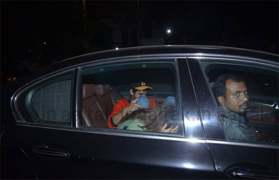 सारा का हाथ थामे कार में बैठे थे कार्त‍िक, कैमरा देखकर यूं छ‍िपाया चेहरा