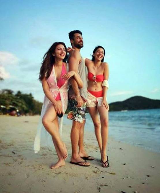 थाईलैंड में शमा स‍िकंदर का हॉलीडे, समंदर किनारे दोस्तों संग मस्ती
