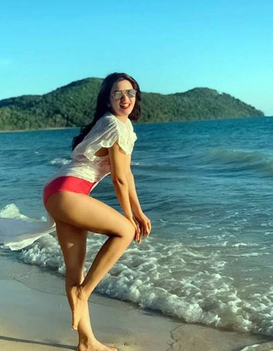 थाईलैंड में शमा स‍िकंदर का हॉलीडे, समंदर किनारे दोस्तों संग मस्ती