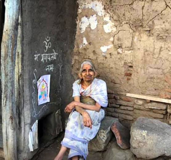 79 साल की महिला प्रोफेसर, क्यों बिना बिजली के जी रही है जिंदगी