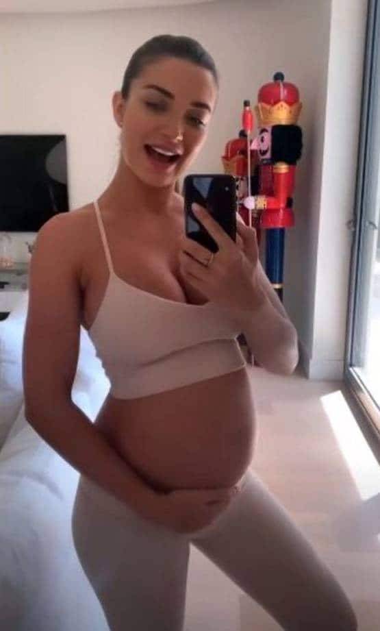 बॉयफ्रेंड संग हॉलीडे एंजॉय कर रहीं एमी जैक्सन, यूं फ्लॉन्ट किया बेबी बंप