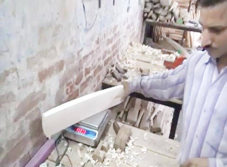 यहां बनते हैं धोनी के बैट, वर्ल्ड कप के लिए कराए ये खास बदलाव