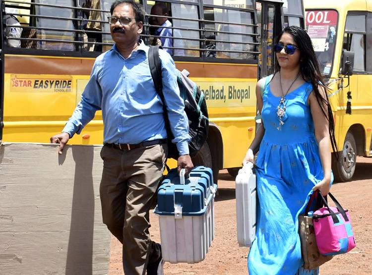 पीली साड़ी के बाद अब नीली ड्रेस वाली पोलिंग अफसर की धूम