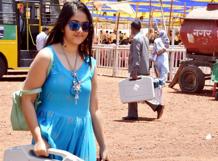 पीली साड़ी के बाद अब नीली ड्रेस वाली पोलिंग अफसर की धूम