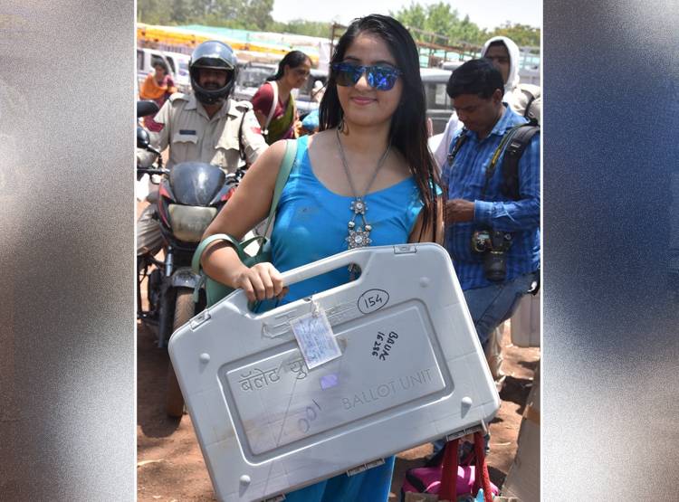 पीली साड़ी के बाद अब नीली ड्रेस वाली पोलिंग अफसर की धूम