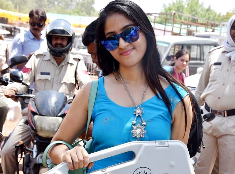 पीली साड़ी के बाद अब नीली ड्रेस वाली पोलिंग अफसर की धूम