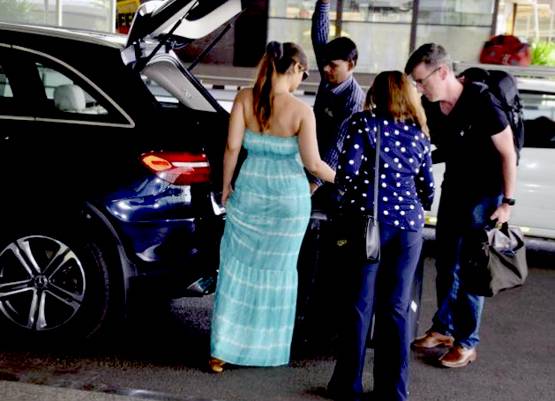 एयरपोर्ट पर 'बॉयफ्रेंड' एंड्र्यू नीबोन को इलियाना डीक्रूज ने लगाया गले