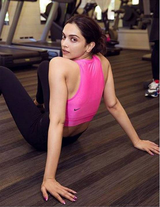 जिम में दीपिका पादुकोण की पुशअप्स प्रैक्टिस, वायरल हुई तस्वीरें