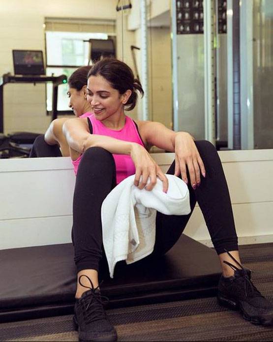 जिम में दीपिका पादुकोण की पुशअप्स प्रैक्टिस, वायरल हुई तस्वीरें