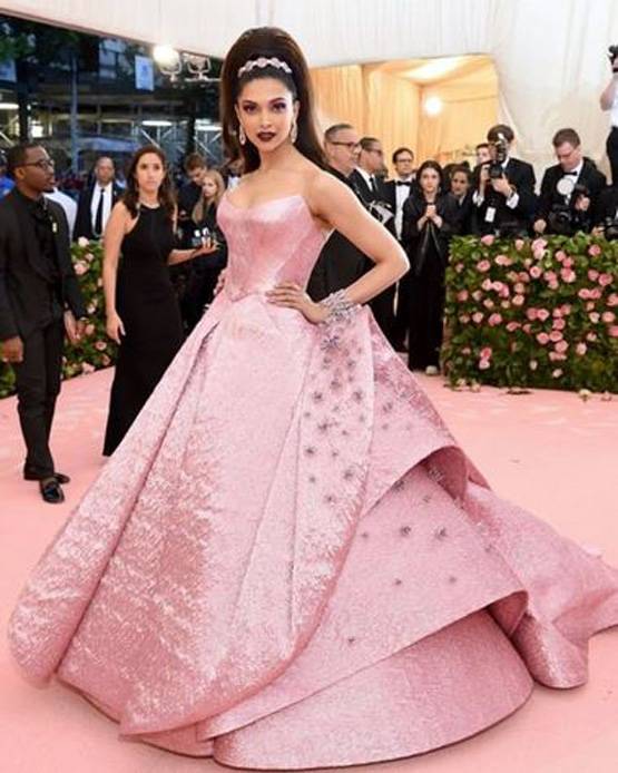 क्या प्रेग्नेंट हैं दीपिका पादुकोण? सोशल मीडिया पर वायरल है ये तस्वीर