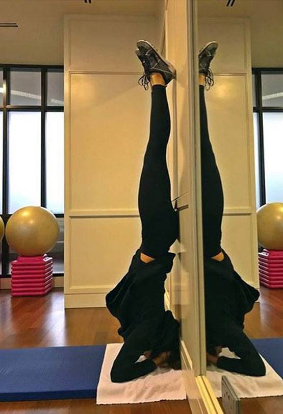 जिम में दीपिका पादुकोण की पुशअप्स प्रैक्टिस, वायरल हुई तस्वीरें