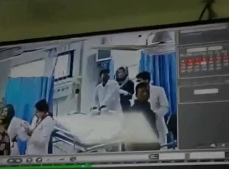 महिला ने जहर खाया, इलाज के वक्त मुंह में ब्लास्ट, डॉक्टरों के उड़े होश