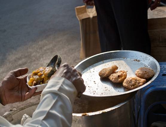 यहां मिलती है दुनिया की सबसे स्वादिष्ट और सस्ती कचौड़ी, दाम सिर्फ 25 पैसे