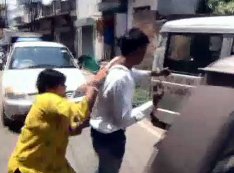 सड़क पर शख्स को चप्पल से पीटने लगी महिला, सच जान चौंके लोग