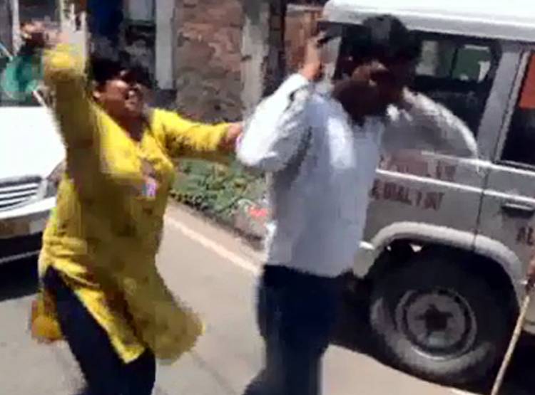 सड़क पर शख्स को चप्पल से पीटने लगी महिला, सच जान चौंके लोग
