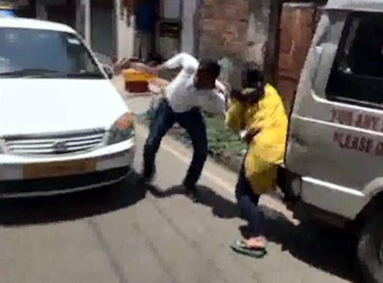 सड़क पर शख्स को चप्पल से पीटने लगी महिला, सच जान चौंके लोग