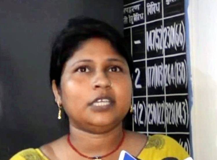 सड़क पर शख्स को चप्पल से पीटने लगी महिला, सच जान चौंके लोग