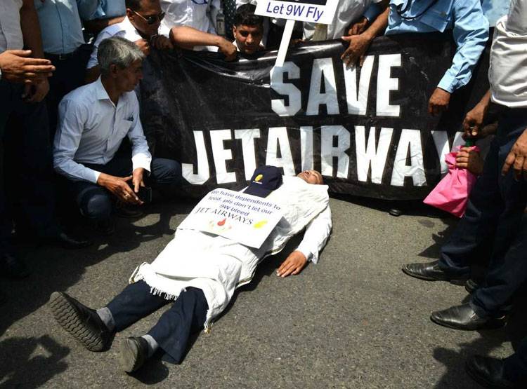 जेट एयरवेज के कर्मचारियों का एक और प्रदर्शन, ऐसे बयां किया दर्द
