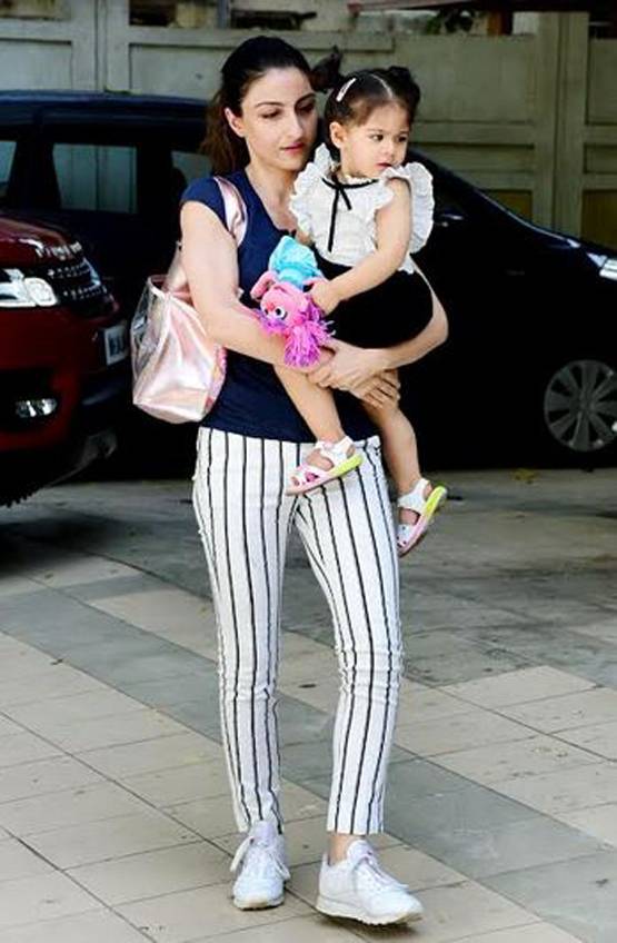 कुणाल संग हैलमेट लगाए बाइक पर बैठी दिखीं इनाया, फोटो वायरल