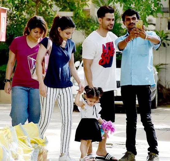 कुणाल संग हैलमेट लगाए बाइक पर बैठी दिखीं इनाया, फोटो वायरल