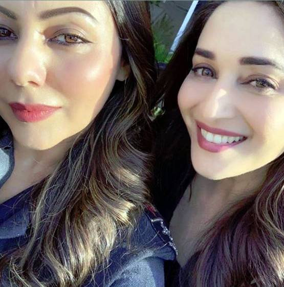 फैशन स्टोर पहुंचीं माधुरी दीक्षित, शाहरुख की पत्नी गौरी के लिए फैन मोमेंट