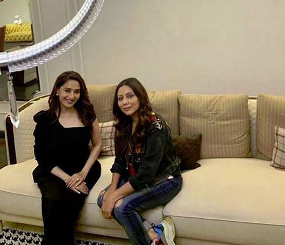 फैशन स्टोर पहुंचीं माधुरी दीक्षित, शाहरुख की पत्नी गौरी के लिए फैन मोमेंट