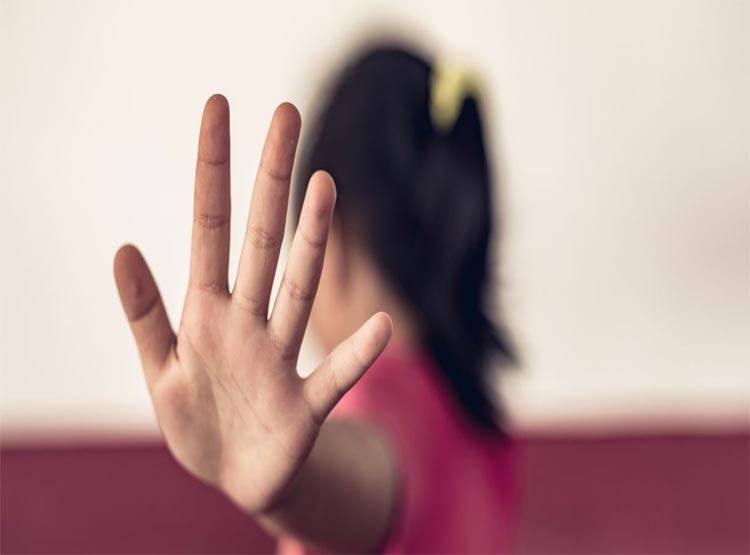 ऑफिस में संबंध बना रहा था कपल, अचानक आ गई लड़के की मां और फिर...