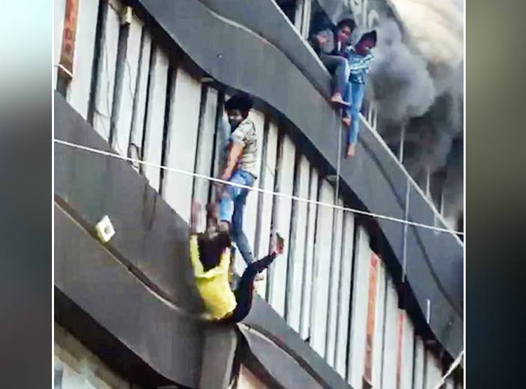 सूरत अग्न‍िकांड: चौथी मंजिल से सबसे पहले कूदा ये छात्र, बताई आपबीती