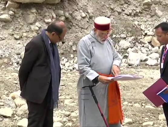 स्लेटी चोगा, पहाड़ी टोपी, कमर पर केसरिया गमछा, केदारनाथ में यूं दिखे मोदी