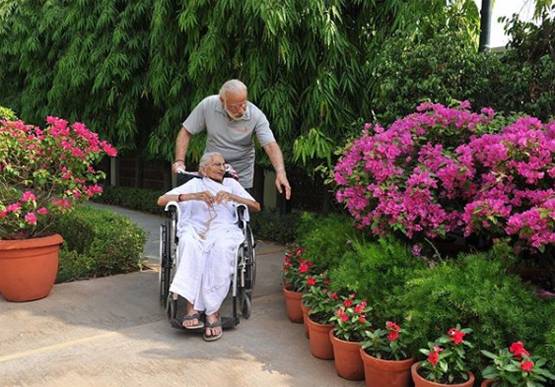 जानें, कौन-कौन है पीएम मोदी के परिवार में और क्या काम करते हैं?