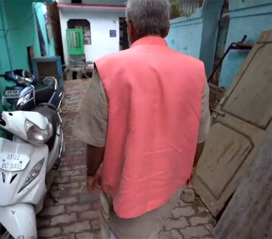 मुश्किल में मोदी का हमशक्ल, लोग पूछते हैं अच्छे दिन कब आएंगे?