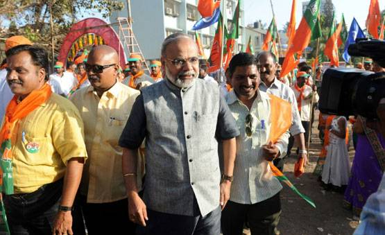 मुश्किल में मोदी का हमशक्ल, लोग पूछते हैं अच्छे दिन कब आएंगे?