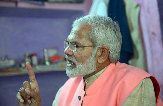 मुश्किल में मोदी का हमशक्ल, लोग पूछते हैं अच्छे दिन कब आएंगे?