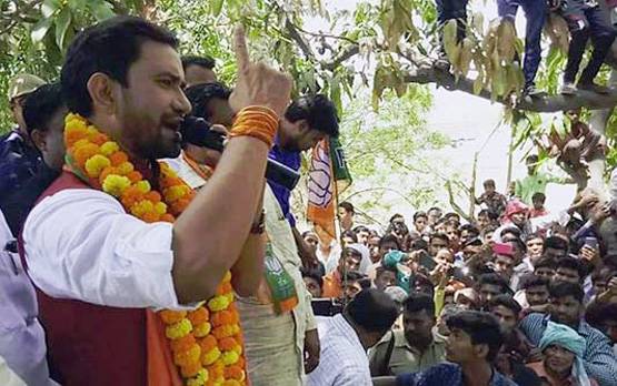 चुनाव में हारने वाले निरहुआ ने कहा था, 'मुझे हराने वाला पैदा नहीं हुआ'