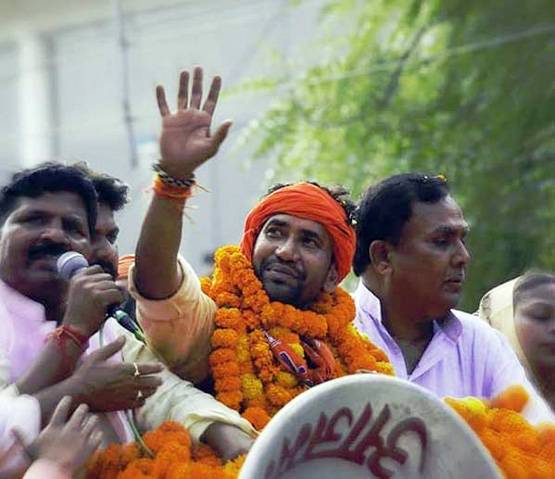 चुनाव में हारने वाले निरहुआ ने कहा था, 'मुझे हराने वाला पैदा नहीं हुआ'