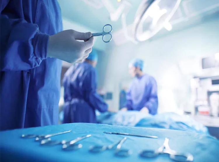 महिला ने जहर खाया, इलाज के वक्त मुंह में ब्लास्ट, डॉक्टरों के उड़े होश