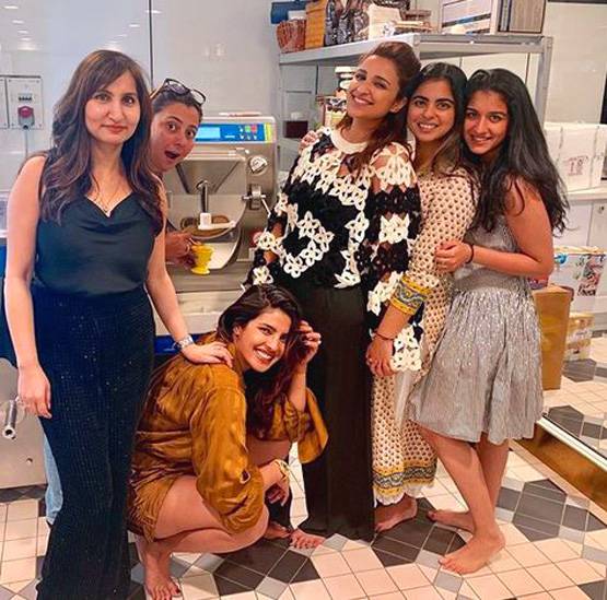 प्रियंका की गर्ल गैंग का 'नाइट आउट', ईशा अंबानी के घर बनाई आइसक्रीम